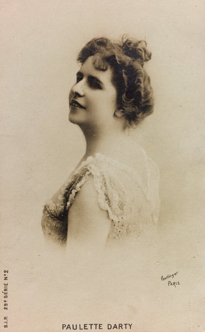 Portret van de Franse zangeres Paulette de Bardy, bekend als Paulette Darty; ansichtkaart door Studio Reutlinger