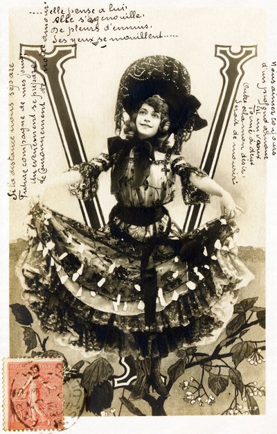 V: Mariette Sully, Belgische sopraan uit de Belle Epoque - Theaters: Bouffes Parisiens, Menus Plaisirs, Gaite, Parijs - Alfabet in ansichtkaart door Studio Reutlinger