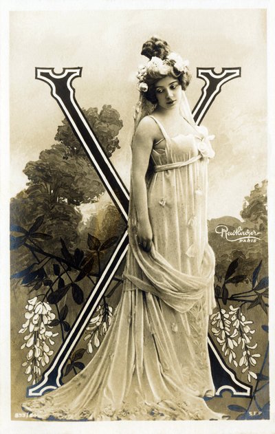 X: Amelie Dieterle, Franse actrice en zangeres - Theatre des Varietes, Bouffes Parisiennes, Parijs - alfabet in ansichtkaart door Studio Reutlinger