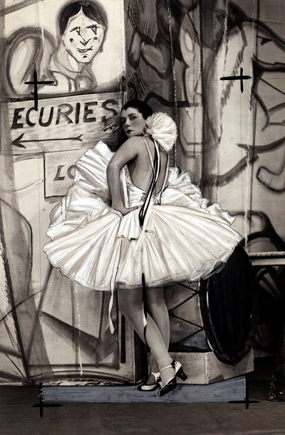 Portret van de Franse actrice Spinelly, in een ballerina kostuum door Studio Walery