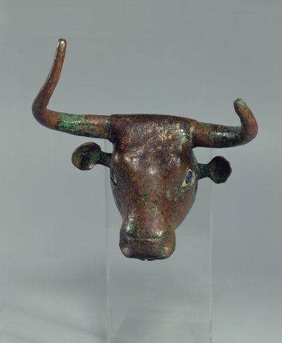 Kop van een stier, met koninklijk Soemerisch opschrift, bevestiging voor een meubelstuk of een harp, uit Telloh (oud Girsu) Vroege Dynastieke Periode, c.2500-2400 v.Chr. door Sumerian