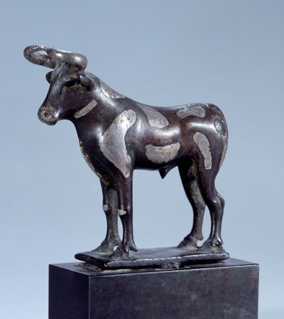 Kunst van Mesopotamië: Pie Taurus. Bronzen beeldhouwwerk ingelegd met zilver, circa 2500 v.Chr. Sumerische tijdperk Parijs, Musée du Louvre door Sumerian Mesopotamian School