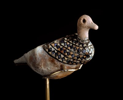 Lagere Mesopotamië, Irak, Sumerische kunst: eendvormige lamp gemaakt van een schelp ingelegd met lapis lazuli, rode kalksteen en parelmoer (3000 v.Chr.) door Sumerian Sumerian