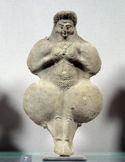 Oosterse kunst: terracotta beeldje van vrouw die haar borsten vasthoudt, waarschijnlijke voorstelling van Ishtar, godin van de vruchtbaarheid. Uit Susa. Iran. Elamitische periode. 14e-12e eeuw v.Chr. Louvre Museum door Sumerian Sumerian