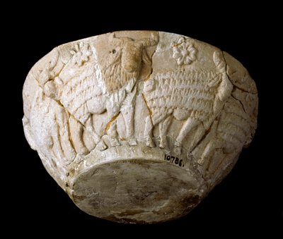 Sumerische kunst: kalkstenen snijwerk van ramreliëfs door Sumerian Sumerian