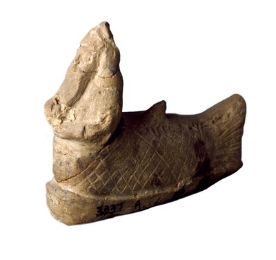 Soemerische beschaving: terracotta beeldje van beschermende geest, in de vorm van een visman, geplaatst onder de funderingen van een huis. 8e-7e eeuw v.Chr. Bagdad, Nationaal Irak Museum door Sumerian Sumerian