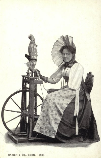 Vrouw zittend bij een spinnewiel door Swiss Photographer