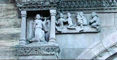 De doden verlaten hun graven terwijl een engel op een trompet blaast, detail van de St. Gallus Deur op de noordelijke veranda (detail) door Swiss School