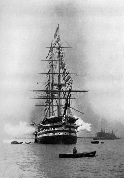 HMS Duke of Wellington vuurt een koninklijk saluut af als vlaggenschip in Portsmouth, Hampshire, 1896 door Symonds and Co