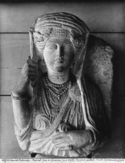 Grafreliëf van een vrouwelijke figuur, uit Palmyra, Syrië door Syrian School