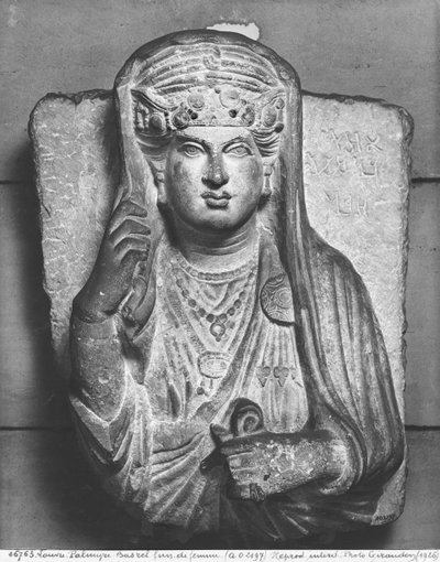 Grafreliëf van een vrouwelijke figuur, uit Palmyra, Syrië door Syrian School