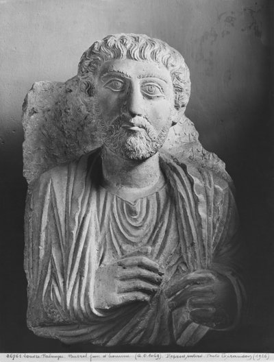 Grafreliëf van een mannelijke figuur, uit Palmyra, Syrië door Syrian School