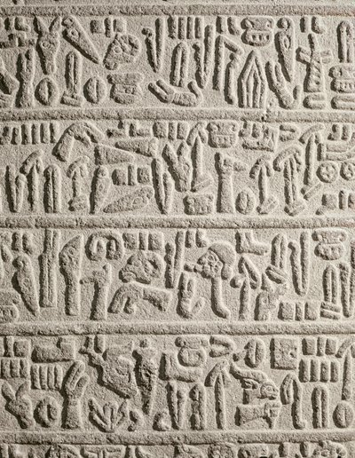 Hiërogliefisch schrijffragment dat het leven van Katusas koning, Hettitisch, vertelt door Syrian Syrian