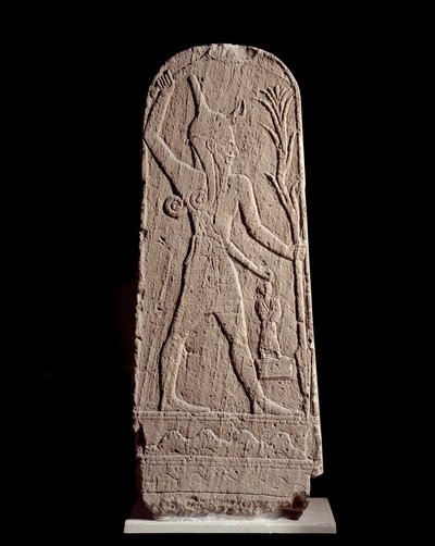 Oosterse kunst: stele van de god Baal in bliksem. (God krijger die de koning beschermt) Beeldhouwwerk uit de 15e eeuw v.Chr., Syrië. Parijs, Musee Du Louvre door Syrian Syrian