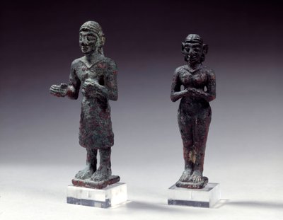 Beeldjes van aanbidders en godin in brons, uit Syrië 2300-2000 v.Chr. Parijs, Louvre Museum door Syrian Syrian