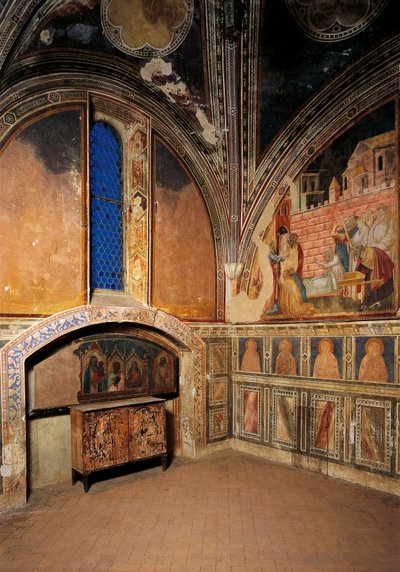 Zicht op de kapel versierd met fresco
