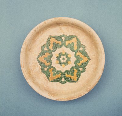 Chinese offerkom, met ingesneden lijnen om het uitlopen van kleur te voorkomen, Tang-dynastie, 618-906 door Tang Dynasty Chinese School