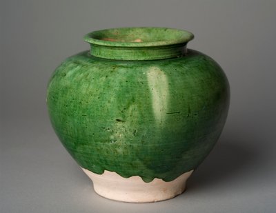 Groen geglazuurde pot door Tang Dynasty Chinese School