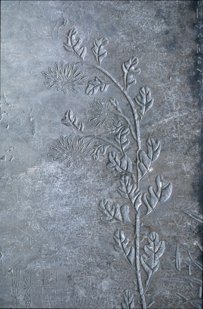 Stele gegraveerd met een chrysant, bloemen en bladeren, 618-907 door Tang Dynasty Chinese School