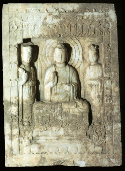 Stele die de Boeddha voorstelt, omringd door zijn twee begeleiders, 618-907 (kalksteen) door Tang Dynasty Chinese School