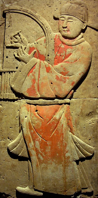 Terracotta stele met muzikant, Tang-dynastie (618-907), ontdekt in de provincie Shaanxi, Steles Forest Museum in Xian. Fotografie, Leonard de Selva, China, 2006. door Tang Dynasty Chinese School