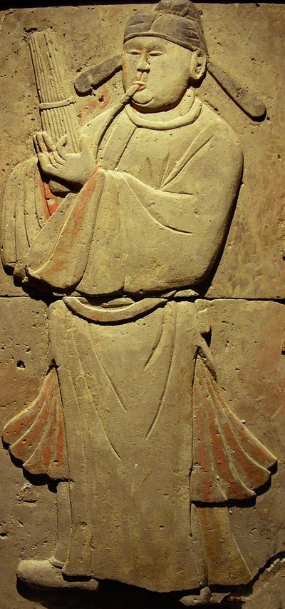 Terracotta stele met muzikant, Tang-dynastie (618-907), ontdekt in de provincie Shaanxi, Steles Forest Museum in Xian. Fotografie, Leonard de Selva, China, 2006. door Tang Dynasty Chinese School