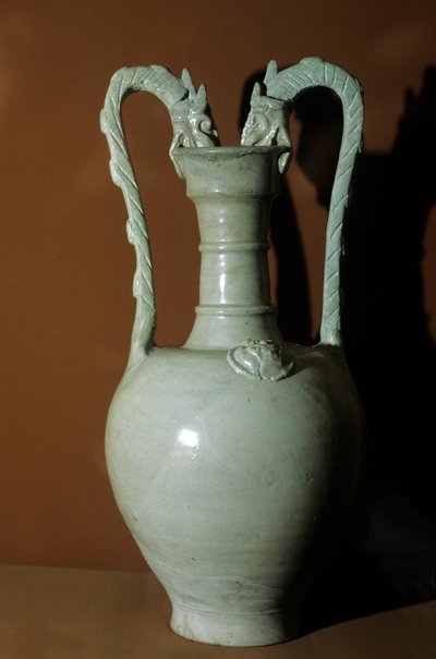 Vaas met witte glazuur, dubbele drakenhandvatten, versierd met bloemen in reliëf op de buik, 618-907 door Tang Dynasty Chinese School