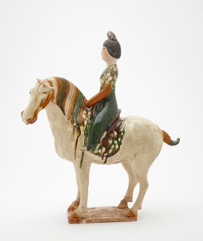 Vrouw te paard, Tang-dynastie, ca. 700-750 door Tang Dynasty Chinese School
