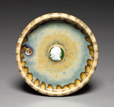 Schaal met witte en groene cameo, c.1895 (aardewerk & porselein) door Taxile Maximin Doat
