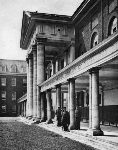 Pensionarissen in de grote binnenplaats van het Chelsea Royal Hospital, Londen, 1926-1927 door Taylor