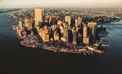 Luchtfoto van de waterkant van Lower Manhattan vanuit de haven van New York inclusief World Trade Center door Ted Spiegel