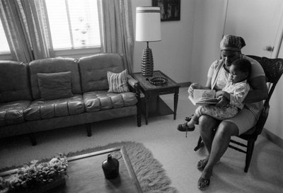 Afrikaans-Amerikaanse vrouw en kind in nieuwe sociale woningbouw in landelijk Virginia door Ted Spiegel