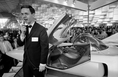 Omroeper met futuristische Firebird III experimentele gasturbineauto bij General Motors door Ted Spiegel