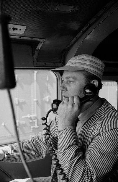Charles Brockman, ingenieur van de Great Northern Railroad, spreekt via radiofoon door Ted Spiegel