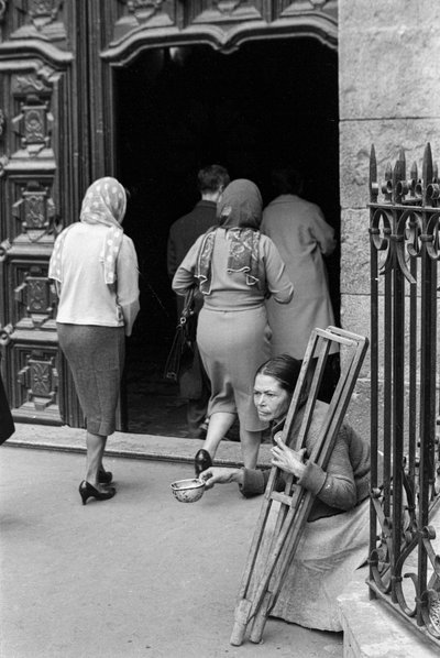 Kreupel vrouw bedelt terwijl pelgrims het heiligdom van Monserrate binnenkomen, Bogota, Colombia door Ted Spiegel