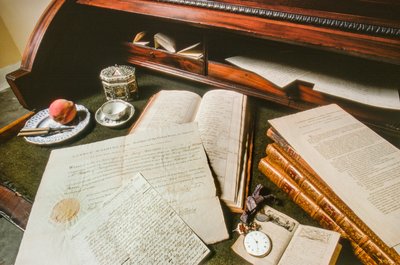 Documenten, een horloge en andere bezittingen van George Washington worden op een bureau getoond door Ted Spiegel