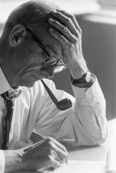 Dr. Benjamín Viel, Chileense arts bestudeert een document en rookt een pijp door Ted Spiegel