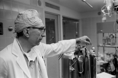 Dr. Michael DeBakey, cardiovasculair chirurg, in Texas Medical Center door Ted Spiegel