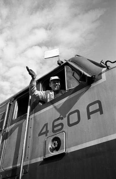 Machinist van de Great Northern Railroad zwaait vanuit de cabine van EMD E7 locomotief door Ted Spiegel