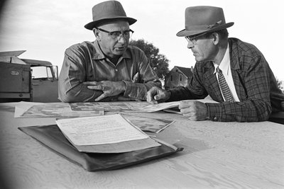 Familieboer Ed Ker op A.M. Ker Ranch is een agrarische pionier die alfalfa verbouwt door Ted Spiegel
