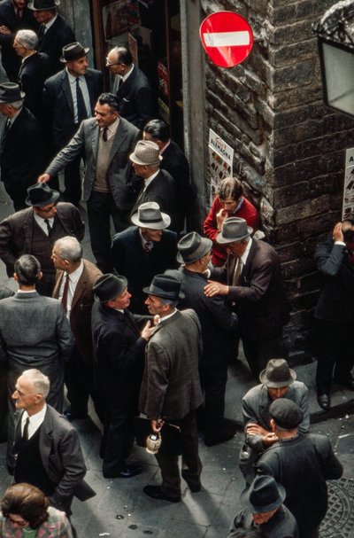 Vrijdag Boerenmarkt met boeren en andere mannen die hoeden dragen door Ted Spiegel