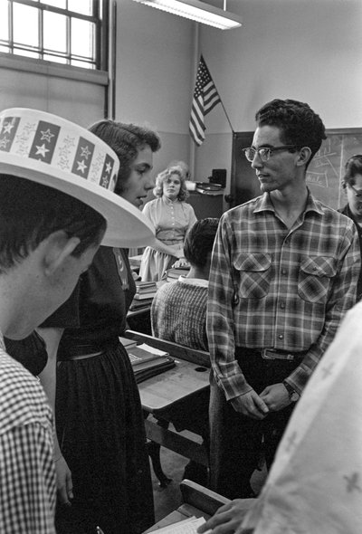 Getalenteerde studenten in een klaslokaal op James A. Garfield High School, een stedelijke openbare school door Ted Spiegel