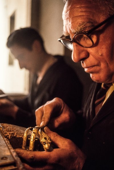 Goudsmid vormt armband, Florence door Ted Spiegel