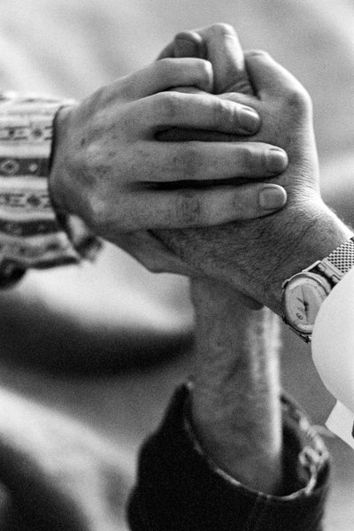 Handen van een patiënt en dokter tijdens LSD-behandeling. Experimenten met LSD door Dr. J. door Ted Spiegel