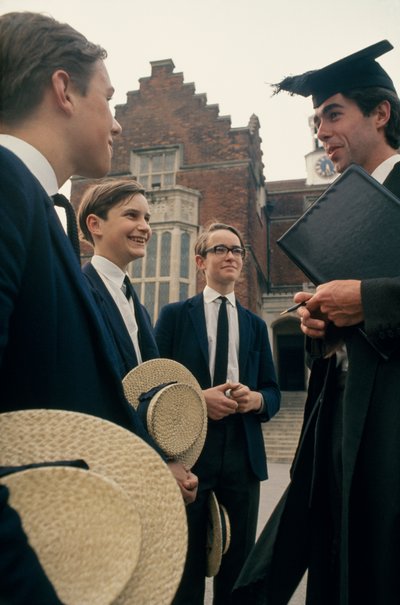 Harrow-studenten overleggen met een leraar voor hun school door Ted Spiegel