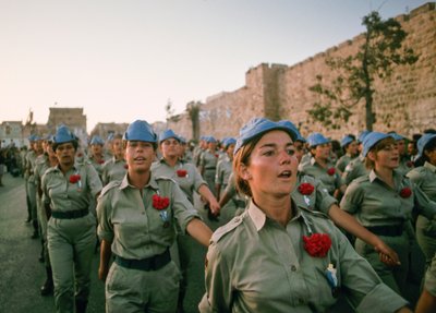 Israëlische soldaten marcheren langs de muren van de Oude Stad van Jeruzalem in herleving van oude processie door Ted Spiegel