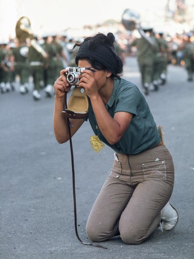 Israëlische vrouw maakt foto van militaire parade tijdens Pesach in Jeruzalem door Ted Spiegel