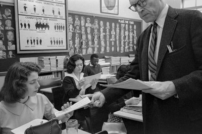 James A. Garfield High School, een stedelijke openbare school in Seattle, Washington, in 1960 door Ted Spiegel
