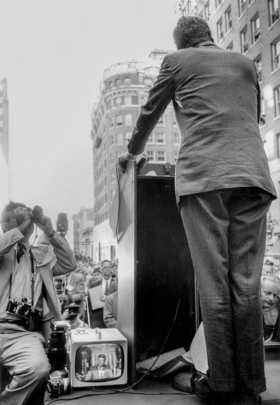 John F. Kennedy geeft campagne toespraak in Seattle, WA door Ted Spiegel