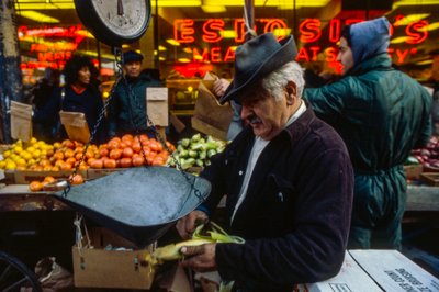 Man die een maïskolf schilt op de markt, Philadelphia door Ted Spiegel